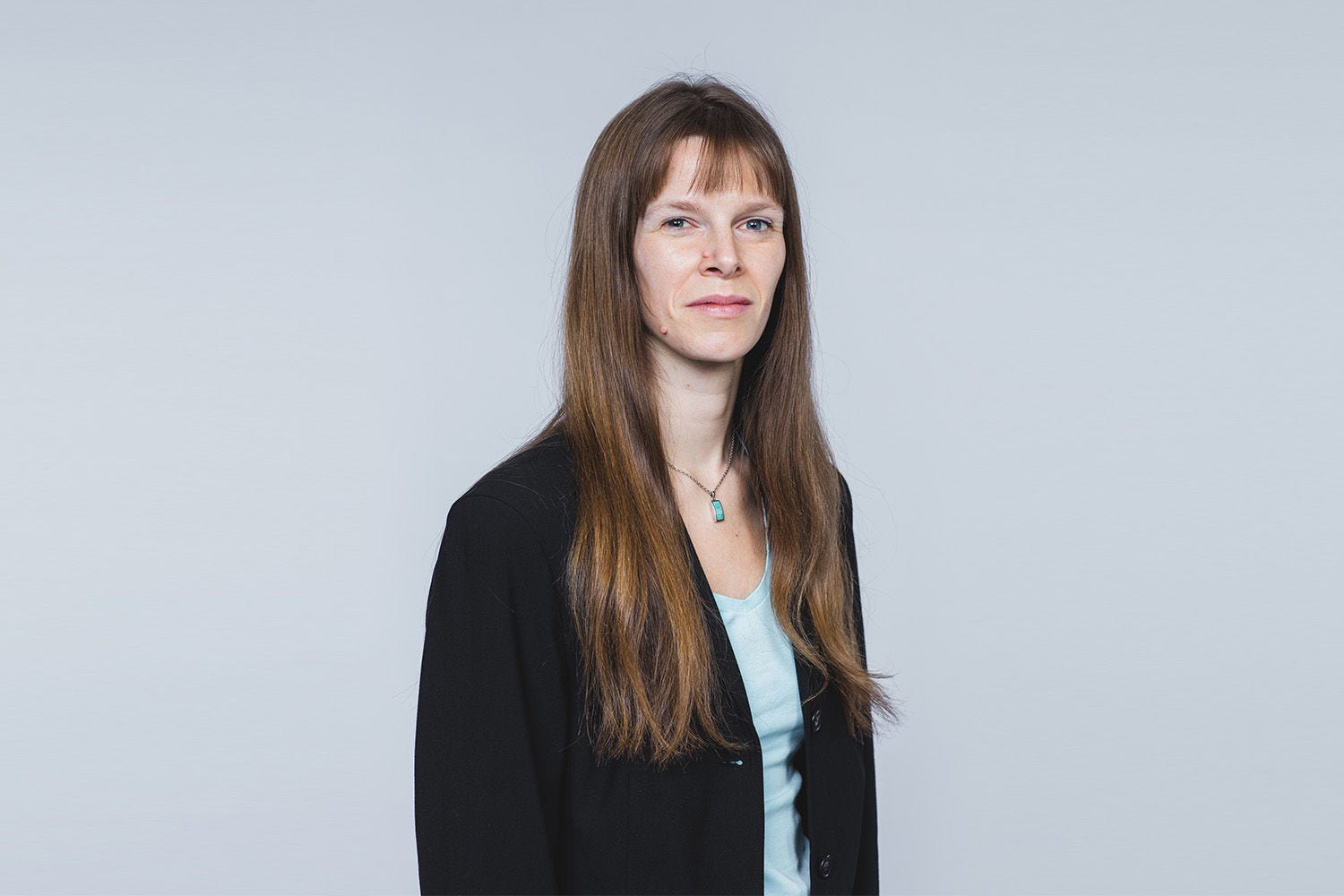 Porträt von Katharina Daxkobler vor einem hellgrauen Hintergrund