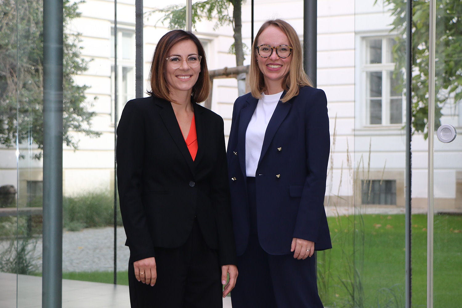 Die Audit-Kolleginnen Maria und Taisiia sind Teil des Insurance-Teams von KPMG.