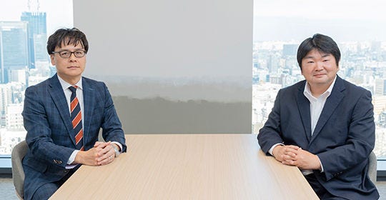 Japanese alt text: 対談写真_左から　KPMG　福井、総務省　三木氏