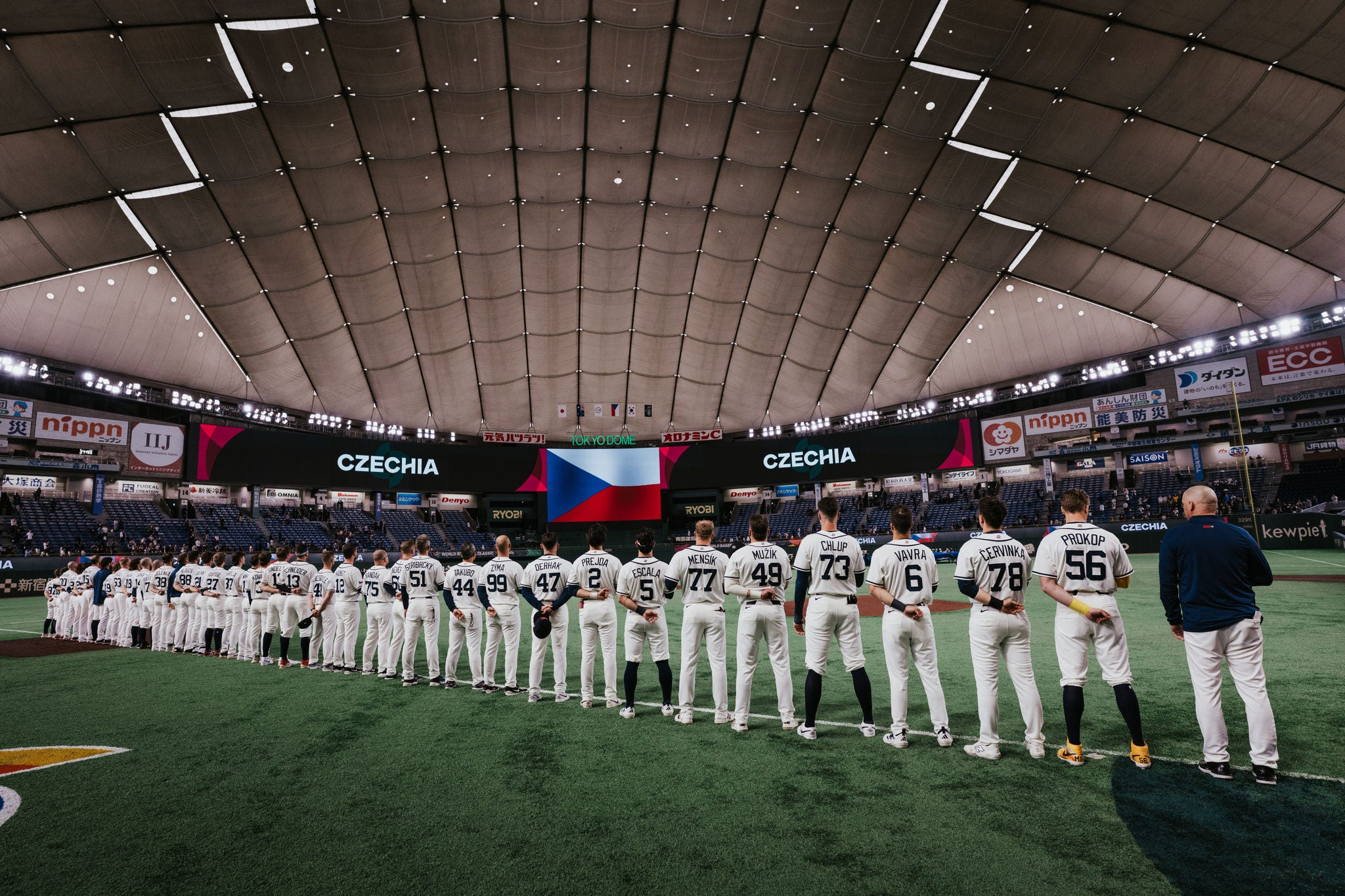 東京ドームにて、選手一同が一列に並んでいる写真