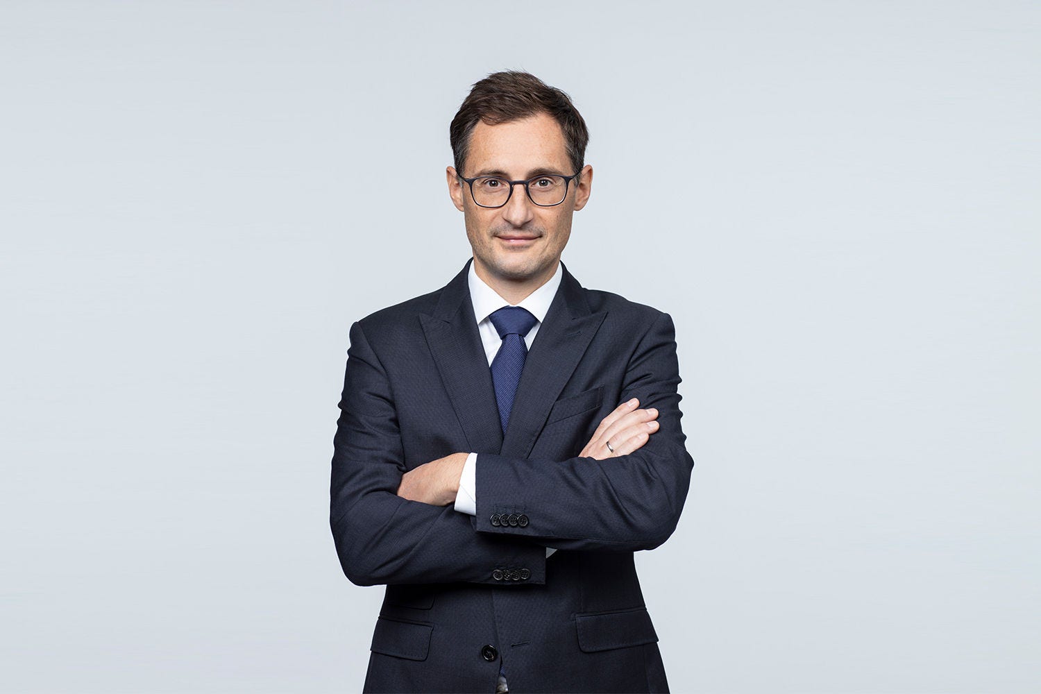Porträt von Lukas Andreaus vor einem hellgrauen Hintergrund