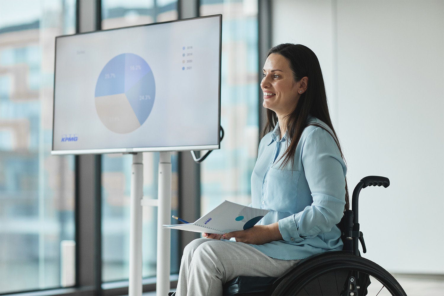 Working women in wheelchair