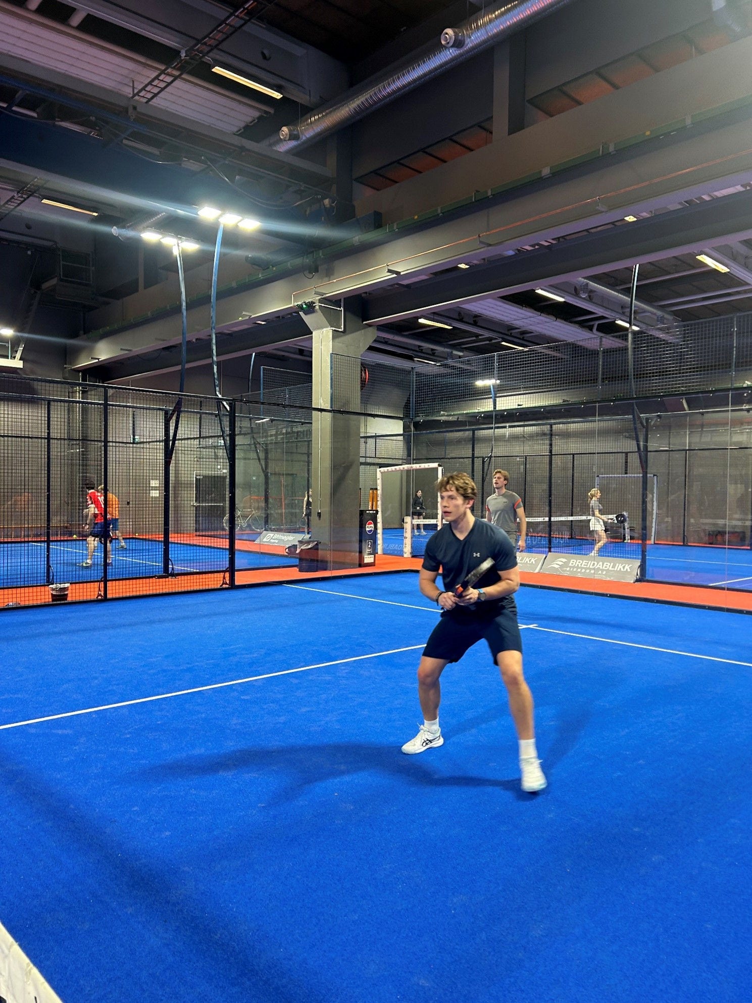 Sebastian på Padel-banen