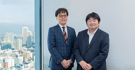 Japanese alt text: 対談写真_左から　KPMG　福井、総務省　三木氏