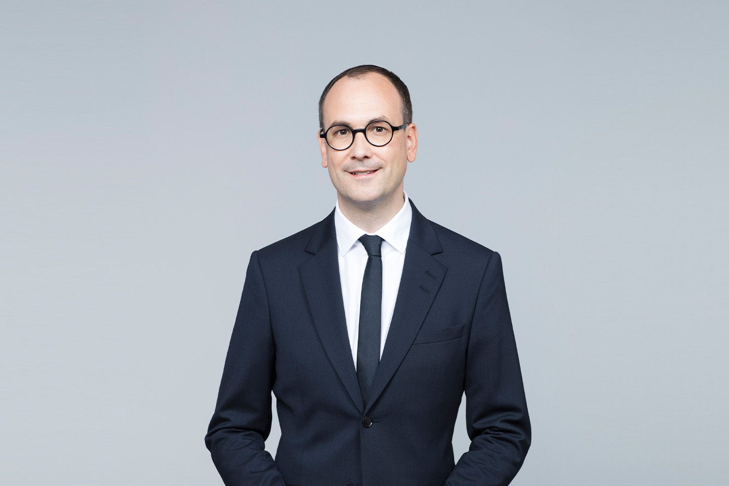 Porträt von Andreas Helnwein vor einer hellgrauen Wand
