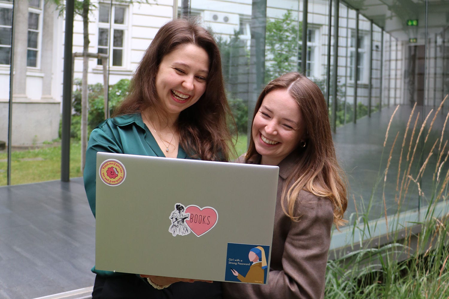 Lisa und Franziska mit Laptop