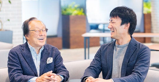 Japanese alt text: 対談写真_左から、一橋大学・武蔵野大学 山内氏、KPMG 新間