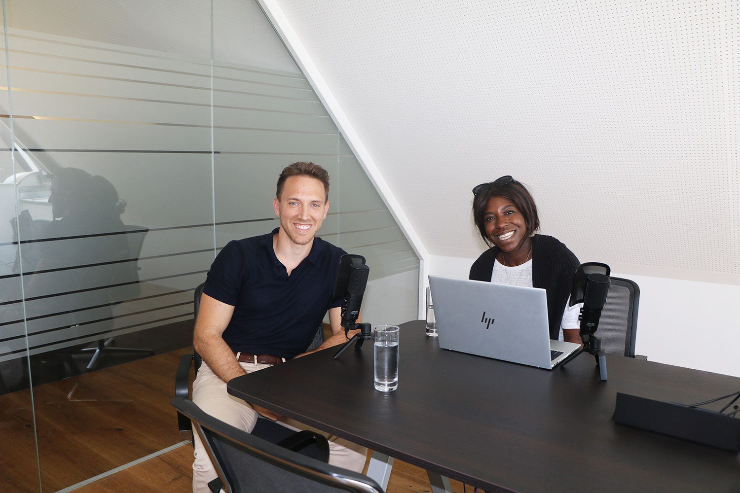 Constantin Gulner im Gespräch mit Moderatorin Doris Assis über seine Tätigkeit im Lighthouse-Team