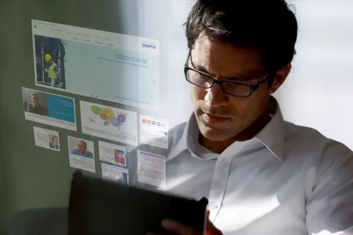 Imagen de hombre visualizando un sitio web en una tablet
