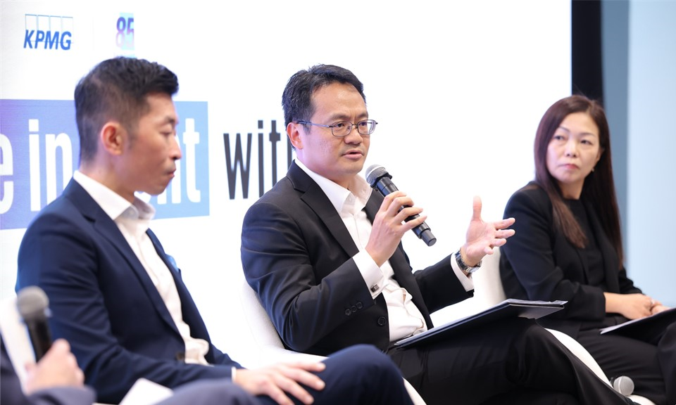 Chen Ze Ling, Group Head of Corporate and SME Banking, DBS speaking at the KPMG Singapore Trusted AI Centre of Excellence panel discussion